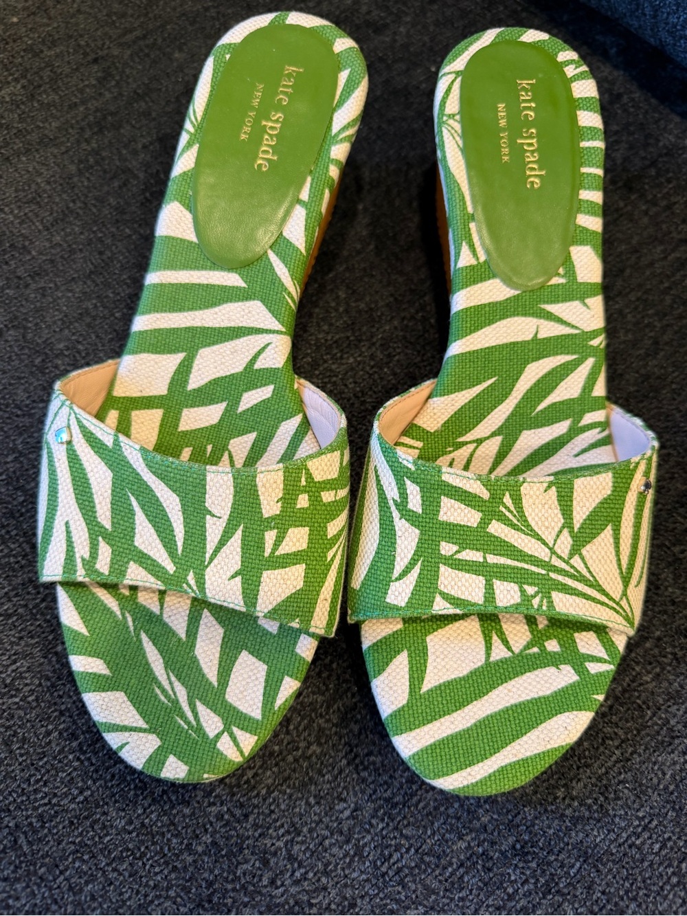 KATE SPADE sz 9.5 Women’s Green Palm-Print Wedge Mules NEVER WORN